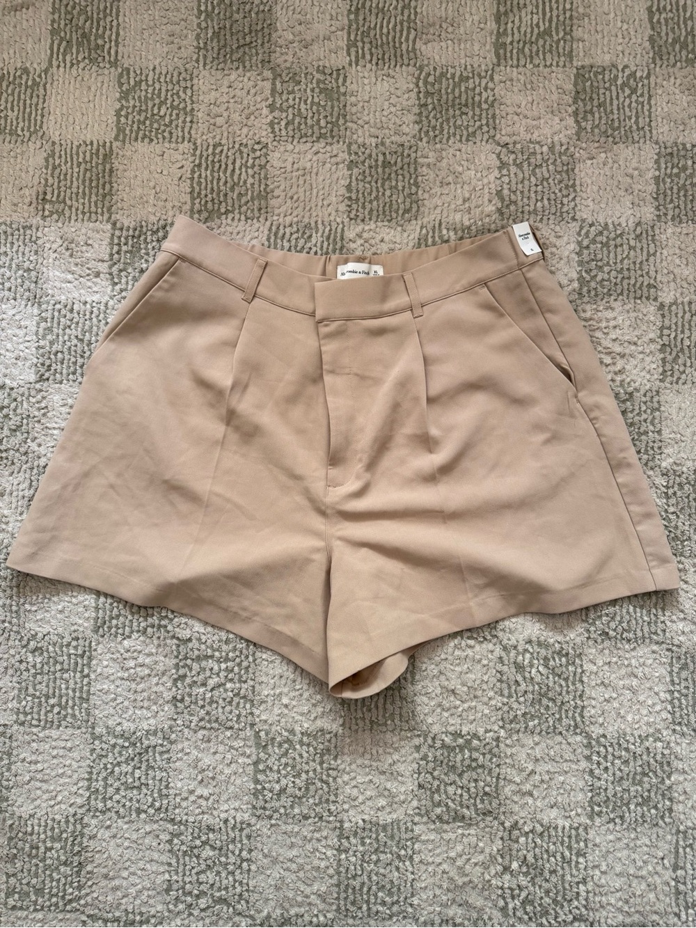 Abercrombie & Fitch High-Waist Pleated Women’s Shorts - Beige